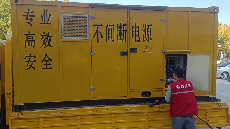 城关柴油发电机组和UPS电源配合使用时，如何避免切换过程中的电力中断？